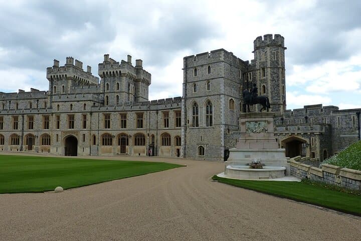 Private Windsor, Stonehenge & Winchester Day Tour from London