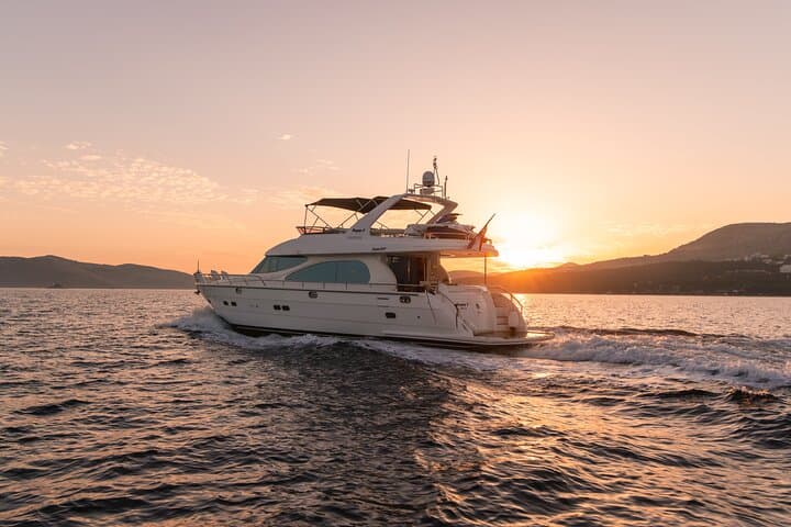 Private Yacht to the Blue Lagoon from Split: Half-Day Snorkelling Cruise
