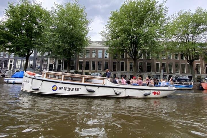 Bulldog Smoke-Friendly Canal Cruise in Amsterdam with Two Drinks