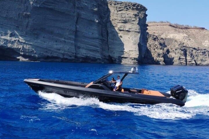 Santorini Caldera: Private Speedboat Cruise with Open Bar & Hot Springs