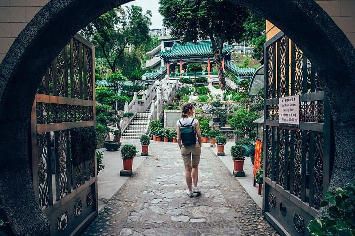 Central Hong Kong Walking Tour — Mid-Levels Escalator, Markets & Man Mo Temple photo 1