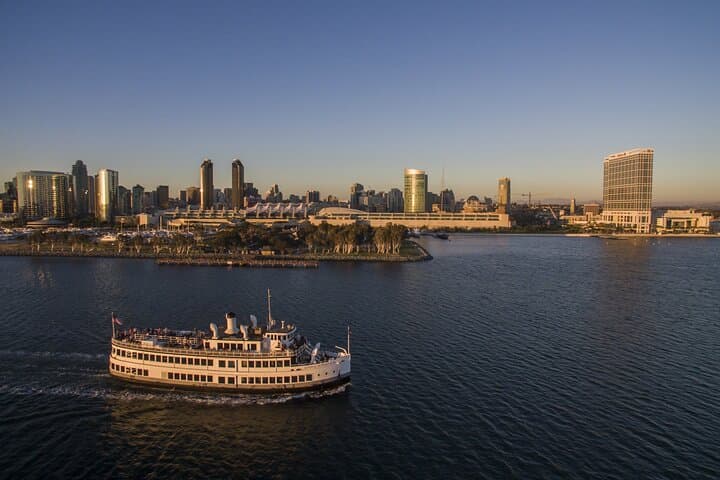 San Diego Signature Dinner Cruise: Skyline Buffet & Nighttime Bay Views