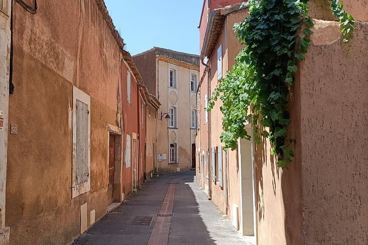 Luberon Villages Day Trip from Marseille — Gordes, Roussillon & Fontaine de Vaucluse photo 2
