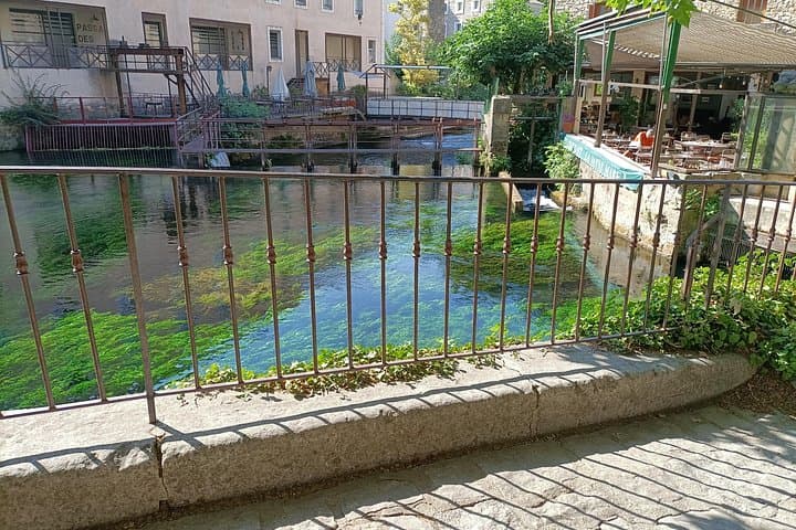 Luberon Villages Day Trip from Marseille — Gordes, Roussillon & Fontaine de Vaucluse photo 4