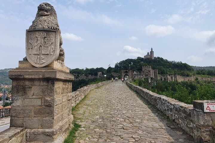 Bulgaria Day Trip from Bucharest: Basarabovo Monastery, Tsarevets & Arbanasi