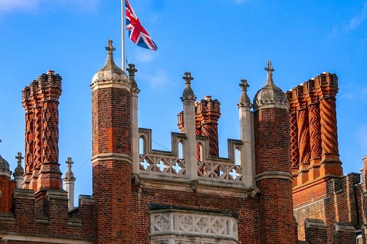 Private Day Trip to Hampton Court Palace from London — Tudor Palace, Gardens & Maze