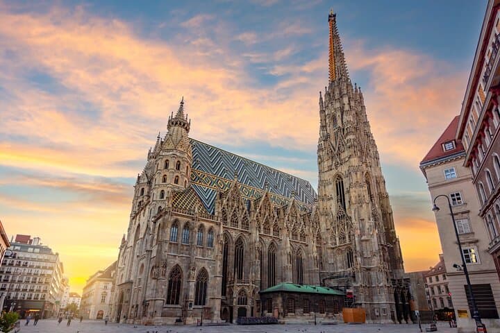 Vienna Full-Day Private City Highlights: Ringstrasse, Schönbrunn & Grinzing