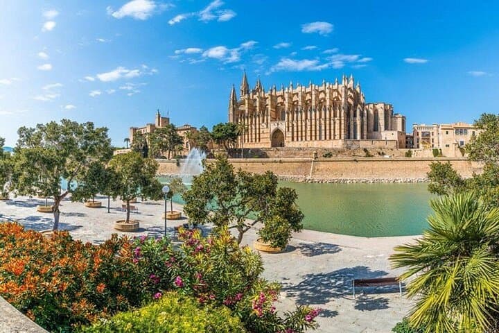 Palma de Mallorca Highlights: Private 3-Hour Old Town Bike Tour