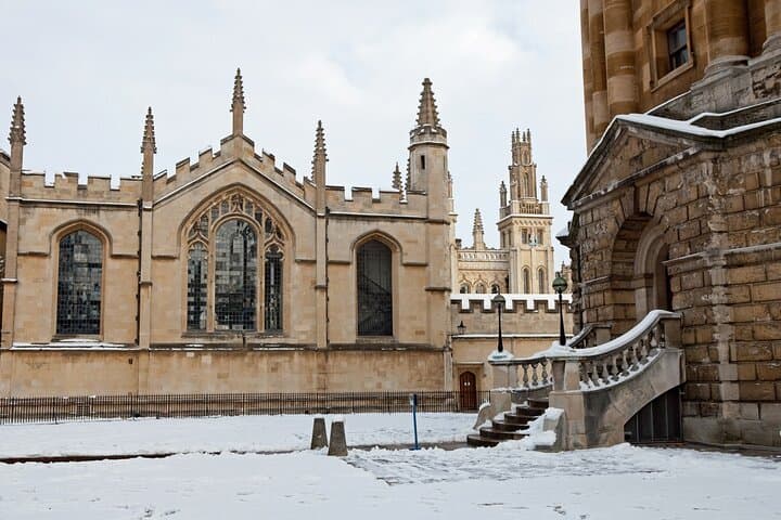 Enchanted Oxford Christmas Private Walking Tour — Festive Lights & Historic Courtyards