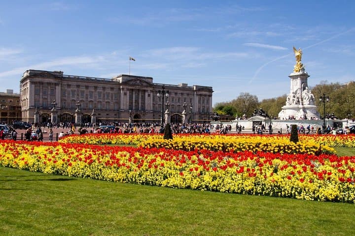 Queen Elizabeth II and Royal Secrets: Private Royal Route Walking Tour in London photo 2