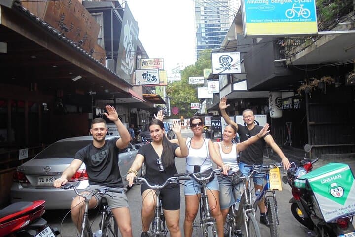 Explore Bangkok by Bike and Longtail: Afternoon Ride Across Riverfront Communities