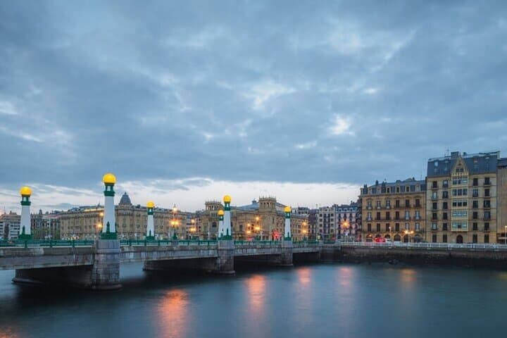 San Sebastián Walking Tour: Historic Old Town, La Concha & Pintxos Tasting photo 3
