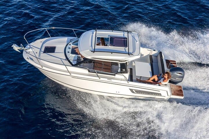 Prague YachtBoat SPEED: VIP High-Speed Vltava Cruise with All-You-Can-Drink