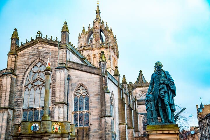 Edinburgh Old Town Private Walking Tour (French) — Castle Hill, Closes & Legends photo 3