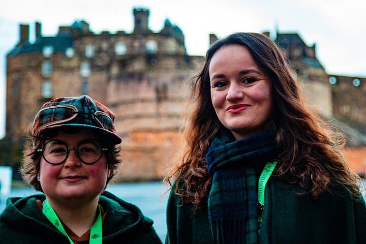 Edinburgh Old Town Private Walking Tour (French) — Castle Hill, Closes & Legends photo 2