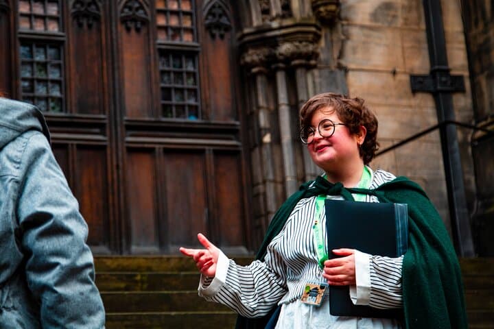 Edinburgh Old Town Private Walking Tour (French) — Castle Hill, Closes & Legends photo 1