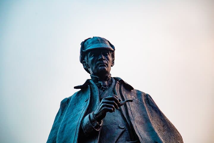 Sherlock Holmes Private Walking Tour & Puzzle Hunt in Edinburgh