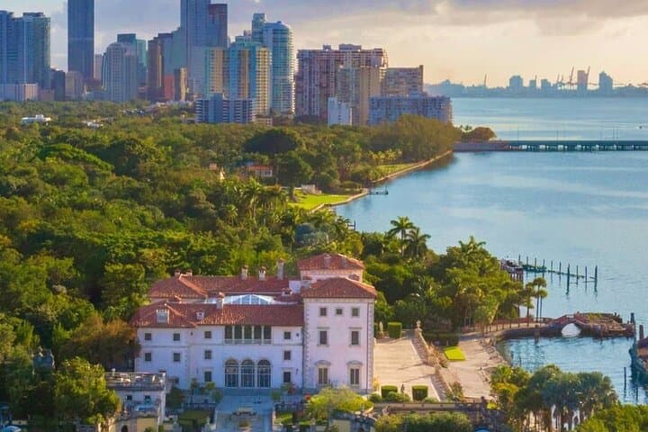 30-Minute Miami Downtown Airplane Tour — Coastal Flight & Free Drinks photo 5
