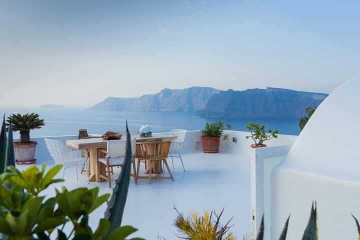 Private 8‑Hour Santorini Sightseeing Tour: Oia, Akrotiri, Red Beach & Winery photo 3