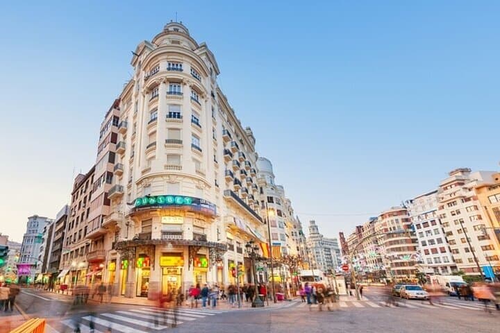 Valencia Highlights Private Bike Tour — Turia Gardens to City of Arts and Sciences photo 3