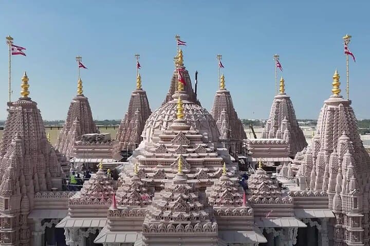 Private BAPS Mandir & Abu Dhabi City Tour — Sheikh Zayed Mosque, Corniche & Heritage Village photo 3