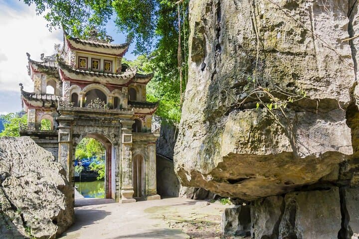 Ninh Binh Day Trip from Hanoi: Tam Coc, Mua Cave & Bich Dong Guide photo 4
