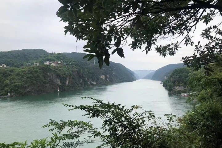 Explore Sanyou Cave and Sanxia Waterfall: Private Day Tour from Yichang