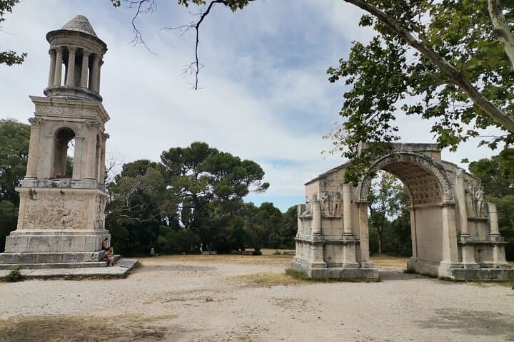 Baux and Saint-Rémy: Provençal Castles, Quarry Art & Wine Tasting photo 2