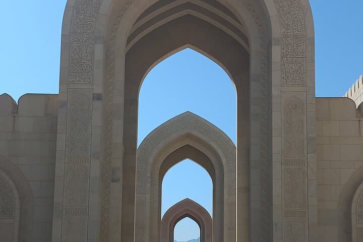 Muscat to Bimmah Sinkhole: Private Half-Day Tour to Mosques, Markets & Hawiyat Najm
