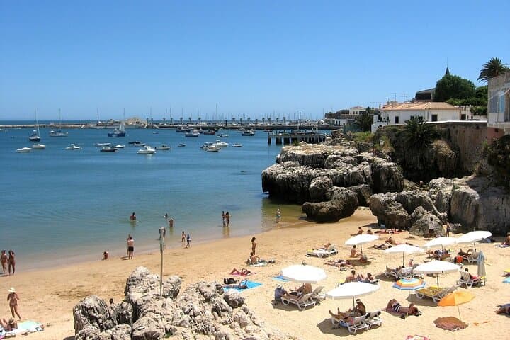 Private Day Trip from Lisbon to Cascais and Sintra with Local Driver