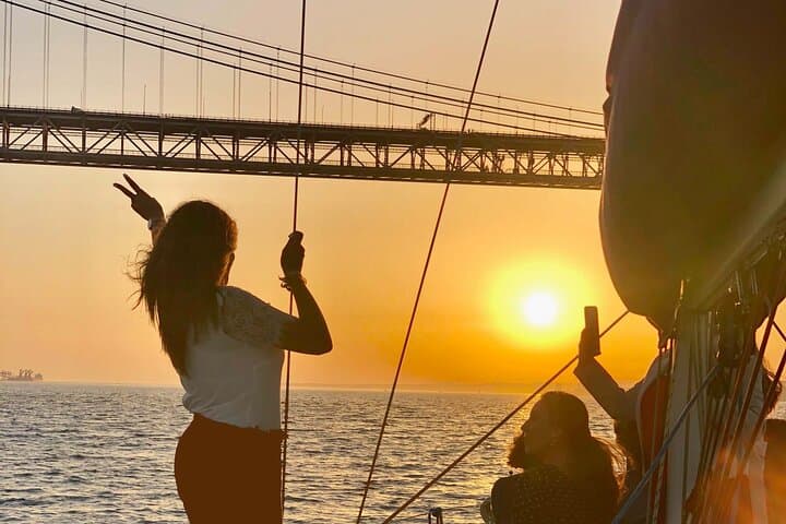 Sunset Sailing on the Tagus: 2‑Hour Lisbon Small‑Group Cruise with Drink