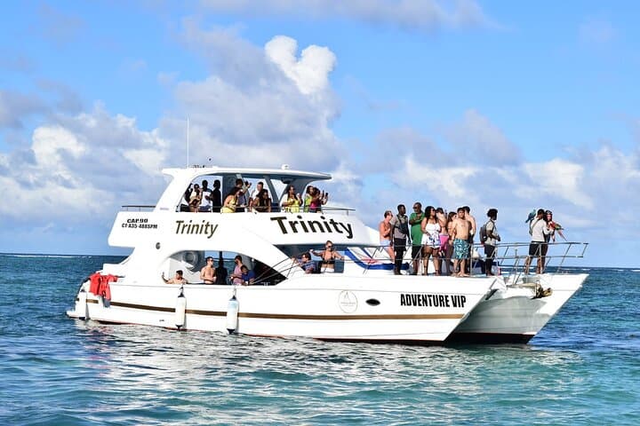 Punta Cana Party Boat: Hip Hop Infinity Snorkel & Open-Bar Cruise
