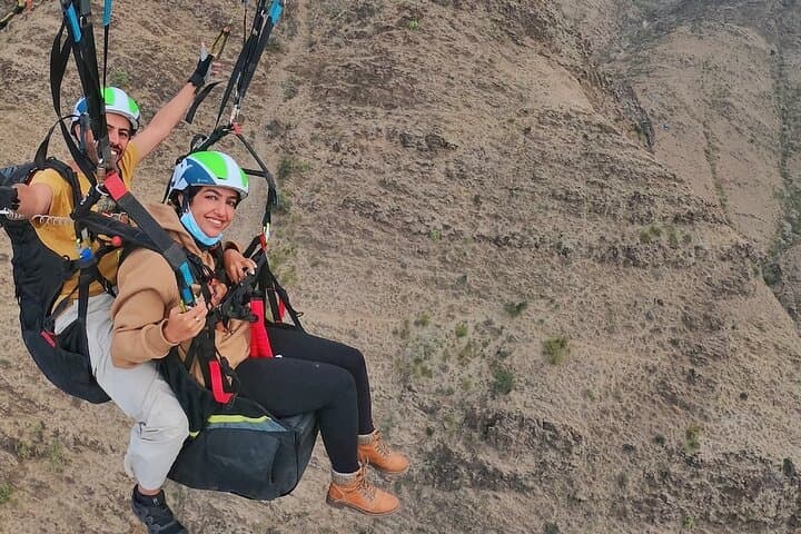 Tandem Paragliding Over the Asir Mountains: Abha's High-Altitude Flight