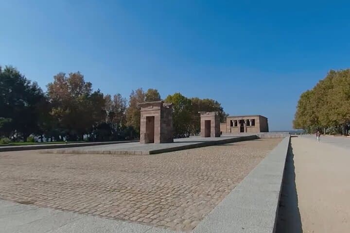 Historic Madrid VR Walking Tour with Official Guide photo 4