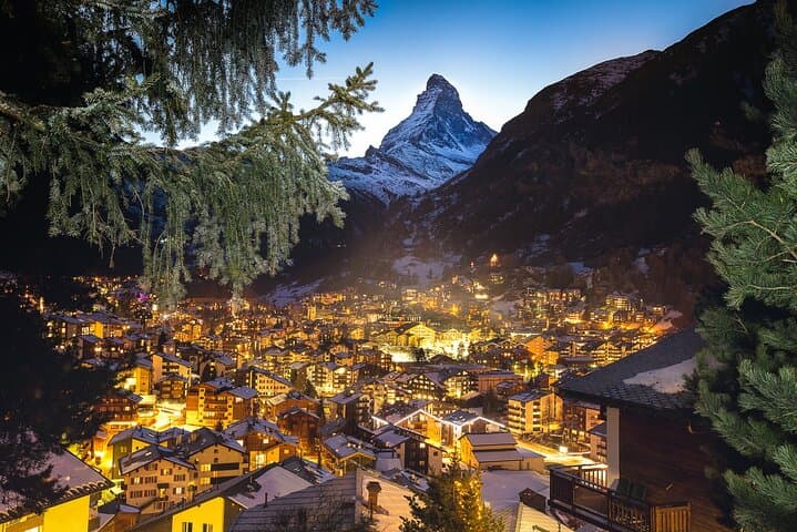 Private Christmas Walking Tour in Zermatt — Matterhorn Views & Historic Hinterdorfstrasse photo 2