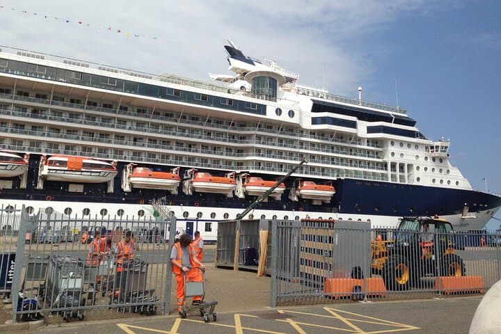 London to Southampton Cruise Transfer — Extra Luggage Friendly Ride photo 5