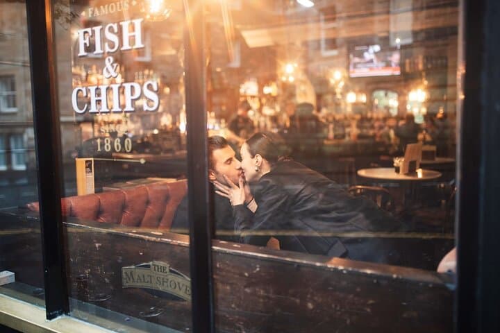 Edinburgh Old Town Romantic Couples Photoshoot — Private 15-Min Session photo 6