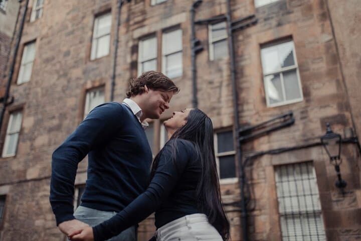 Edinburgh Old Town Romantic Couples Photoshoot — Private 15-Min Session photo 3