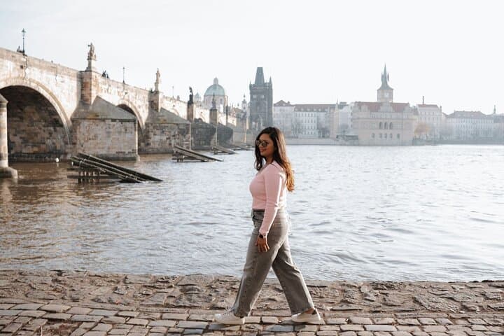 Charles Bridge Prague Photoshoot: Capture Sunrise on the Vltava photo 3