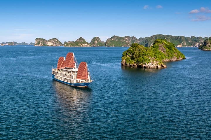 Overnight La Pinta Cruise: 2-Day Halong & Lan Ha Bay Explorer from Hanoi