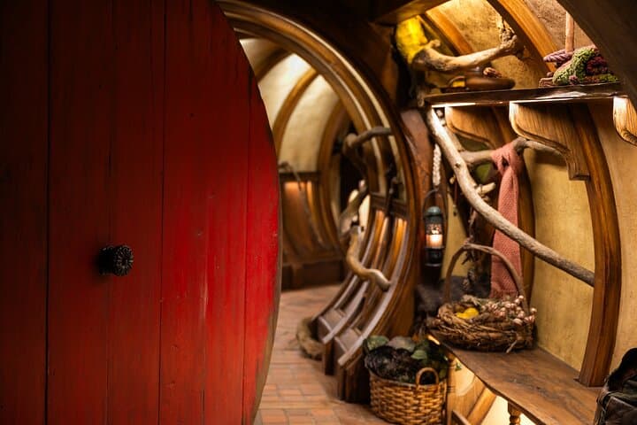 Small-Group Luxury Hobbiton Movie Set Tour from Auckland with Buffet Lunch