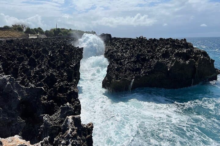 Full-Day Uluwatu South Bali Private Tour — Uluwatu Temple, GWK, Pandawa & Water Blow photo 2