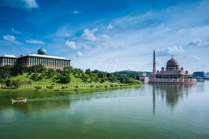 Putrajaya Open-Air Tour & Putra Lake Cruise from Kuala Lumpur photo 4