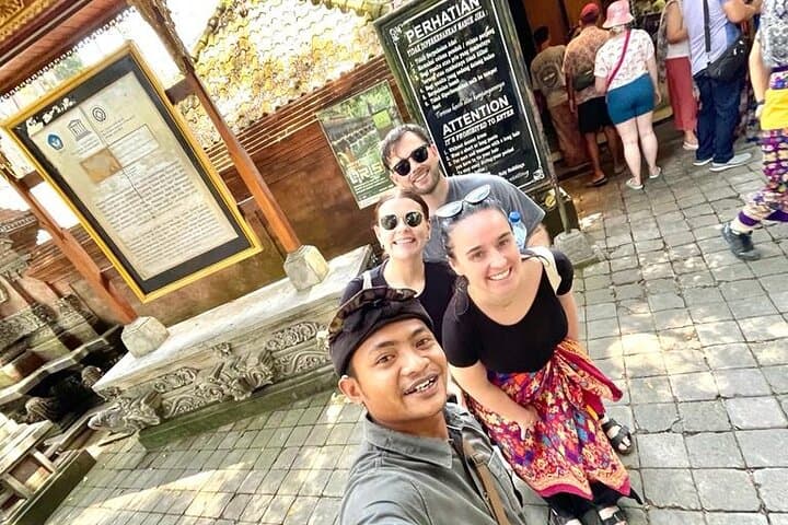 Ubud Private Tour: Monkey Forest, Tegalalang Rice Terraces, Tirta Empul & Tegenungan Waterfall photo 4
