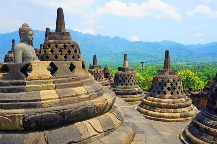 jakarta-yogyakarta-dieng-plateau-5-day-adventure-sikunir-borobudur-jomblang