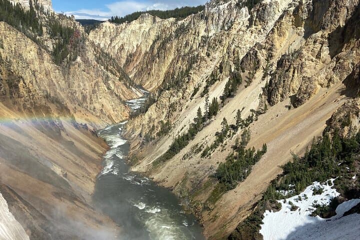 Explore Yellowstone’s South Loop: Ultimate Private Wildlife and Geyser Day Tour