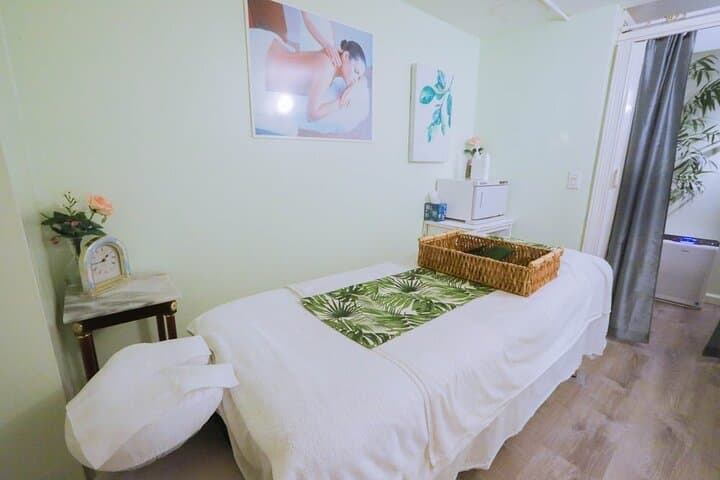 Waikiki Lomi Lomi Massage — Traditional Hawaiian Healing at Waikiki Resort Spa photo 2
