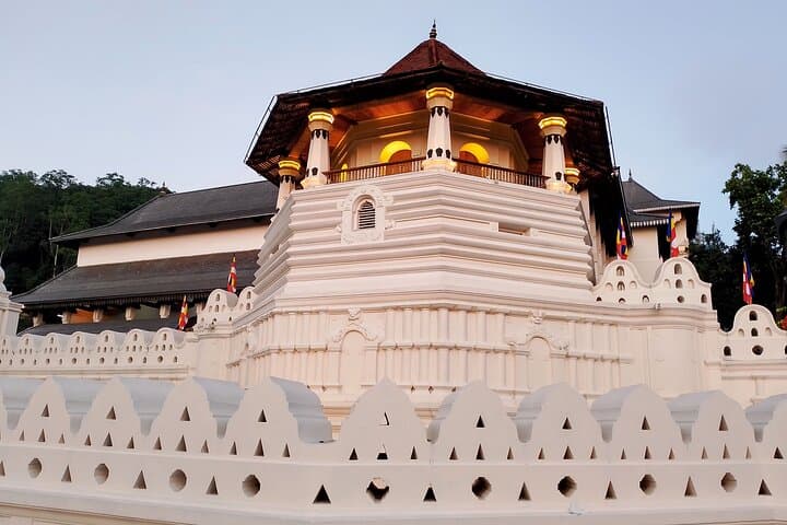 Colombo Airport to Kandy Private Transfer — Scenic 3‑Hour Drive Guide