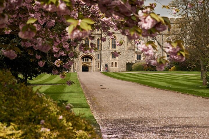 London to Stonehenge and Windsor Castle Day Tour — Private Transfer, Sightseeing & History photo 3