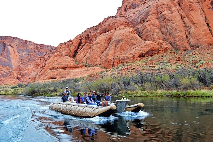 Grand Celebration Helicopter Landing and Black Canyon Rafting from Las Vegas